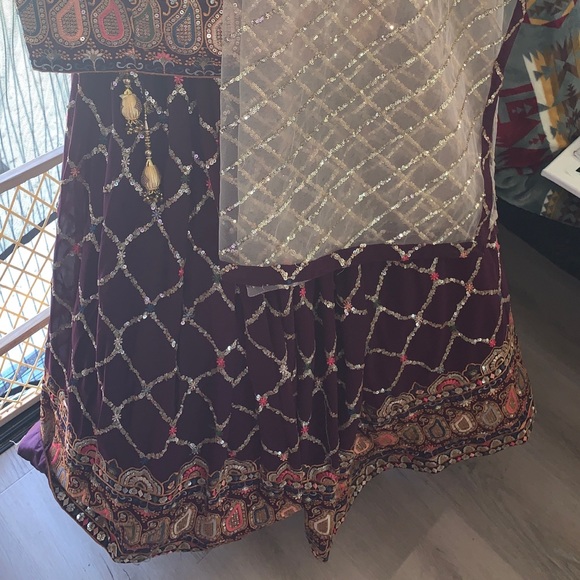 Indian Embroidered crop top and skirt with lehenga - Picture 3 of 6